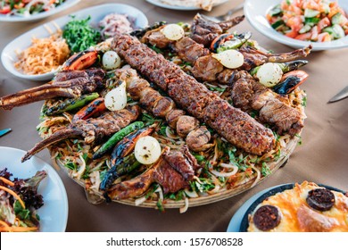 Traditionelles türkisches Adana-Kebab oder Kebap-Fleisch-Lebensmittel, Vorspeisen, raki und Salgam (Rübnip-Saft) auf dem Tisch von der Draufsicht im türkischen Restaurant.