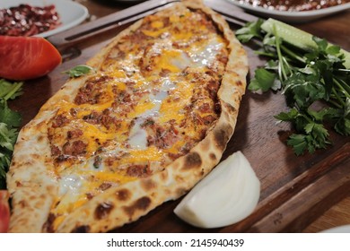 Traditionelles türkisfarbenes Gebäck. Türkische Pizzapees, Vorspeisen aus dem Nahen Osten. Türkische Küche. Fleischverpackung
