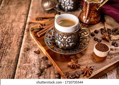 Cafetera tradicional turca y granos de café asados