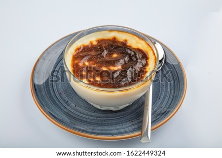 Traditional Turkish Dessert Sutlac served in a Small Clay Pot on a Wooden Table, Baked Rice Pudding - Sütlaç - a Light Dessert that Simply made with Milk, Sugar and Rice Foto stock © 