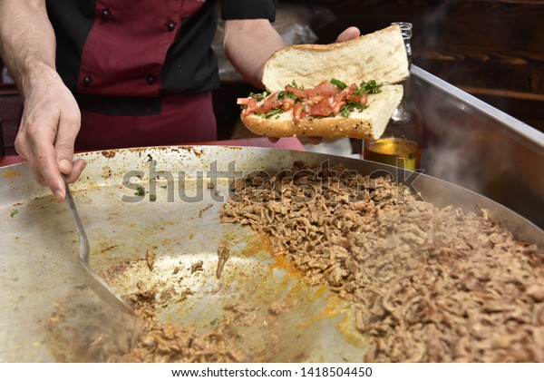 伝統的なトルコのケバブパン肉タンチュニ白身肉 メルシン タンチュニ 伝統的なトルコのケバブと鶏のタンチュニ の写真素材 今すぐ編集