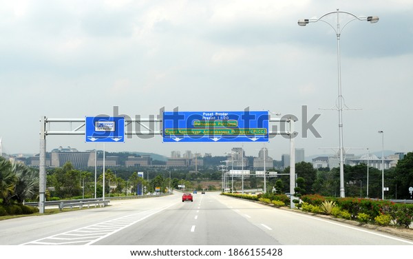 Traffic atmosphere on\
the toll road from the state of Selangor to Kuala Lumpur, Malaysia\
on April 21, 2010