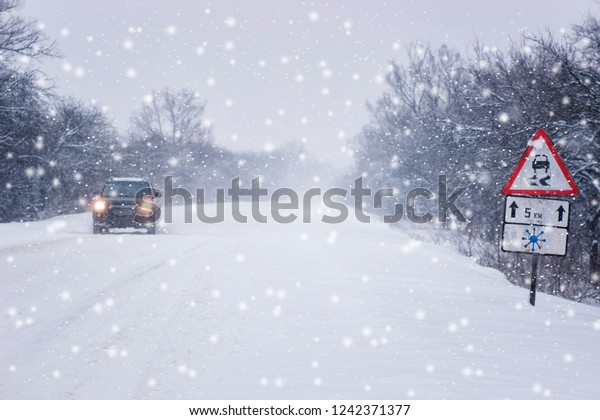 traffic\
chaos in blizzard conditions. Winter snow\
road