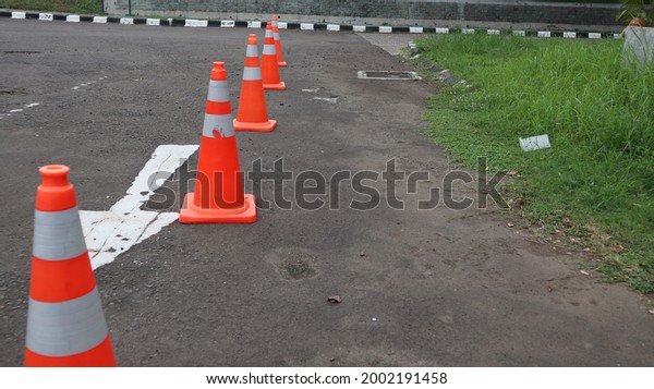 Traffic cones on road, 

traffic cone with
double white stripe on the
street

