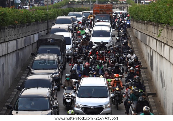 Traffic flow in Jakarta\
on May 22, 2020.
