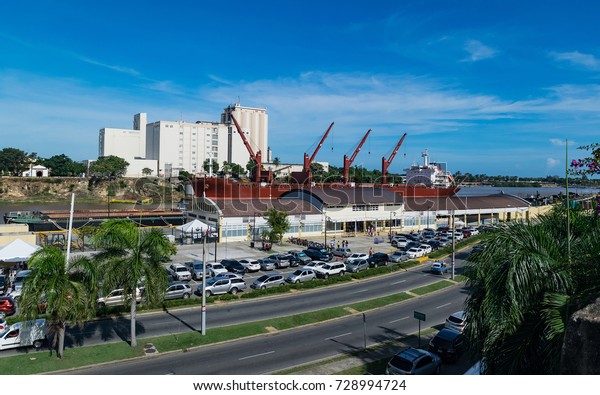 Traffic jam in the avenue of Puerto Santo\
Domingo, one of the maritime trade\
zones.