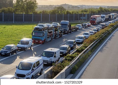Verkehrsstau mit Notspur (deutsche rettungsgasse) zur Stoßzeit auf der Autobahn, Verkehrskonzept, Kopienraum