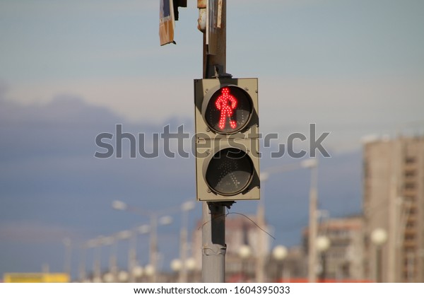 A traffic light controls the movement. Stop the\
cars. There is no movement.