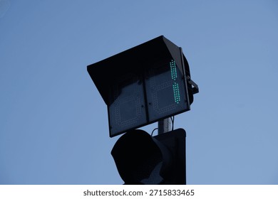 Traffic light countdown timer showing one second left in green