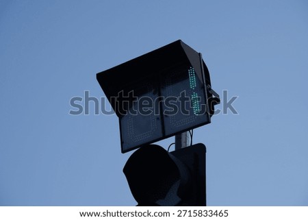 Traffic light countdown timer showing one second left in green