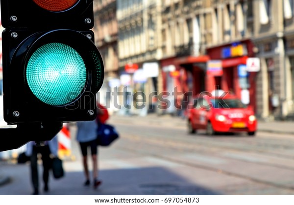 Traffic light,\
green,  left side traffic\
direction