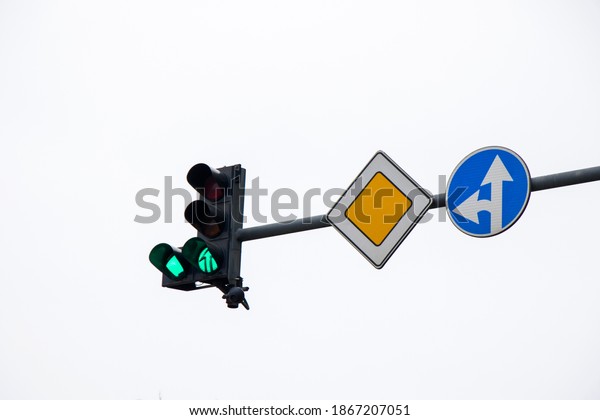 Traffic light, green\
light signal close-up
