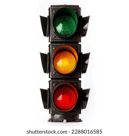 El semáforo está aislado en un fondo blanco. Las tres luces del semáforo están encendidas.