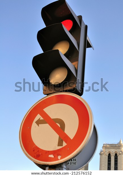 traffic light with no turn
left sign