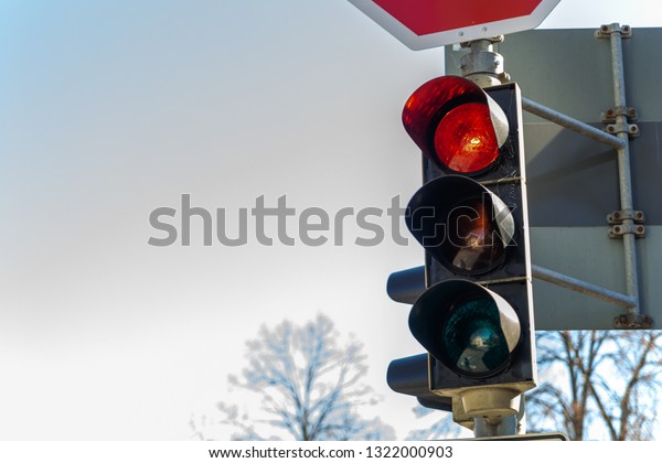 Traffic light red\
light