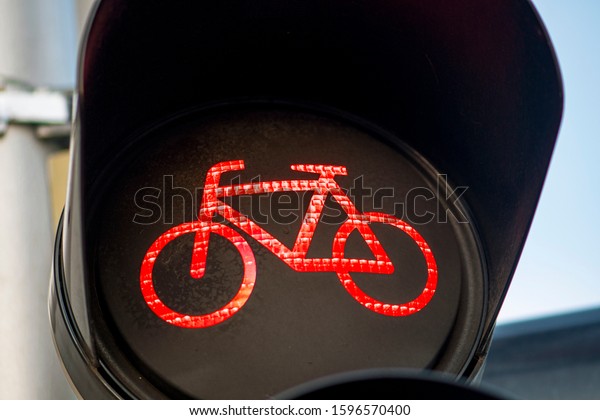 Traffic light\
with red bicycle symbol for\
stopping