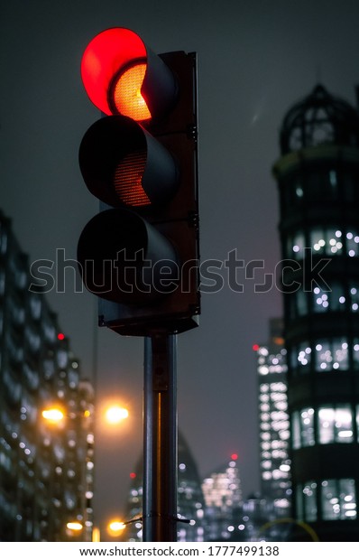 traffic light\
with red light dyuring night\
time