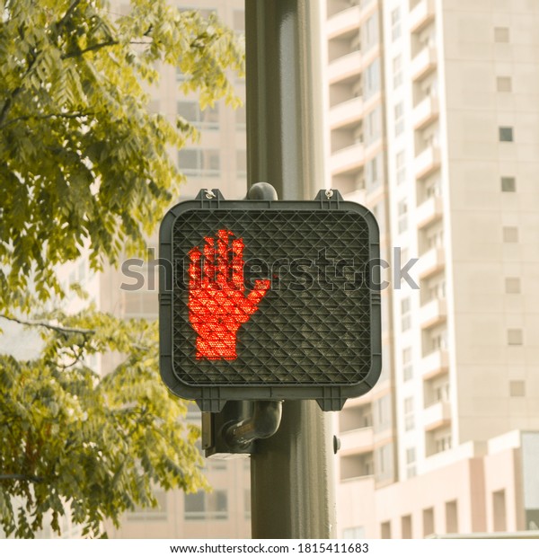 Traffic light in red. Stop\
sign.