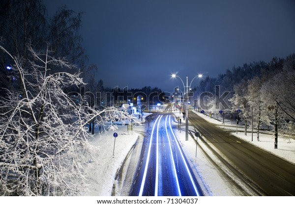 Traffic light\
stream in city at night in\
winter