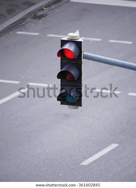 traffic light\
tarmac