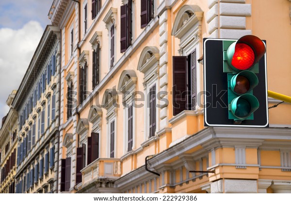 Traffic\
lights at the crossroads of the city is lit\
red