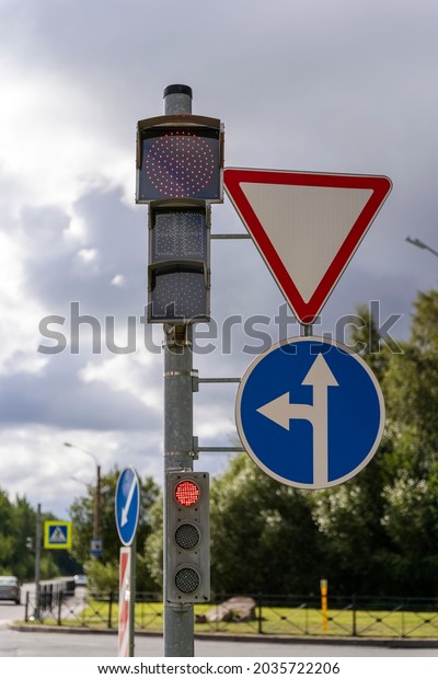 Traffic lights and road\
signs at a city intersection, counting down the seconds until the\
signal changes.