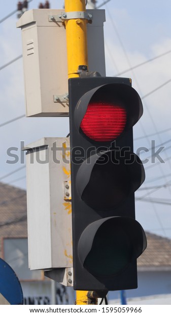 Traffic lights are usually installed at the
crossroads to regulate traffic to run regularly and prevent
collisions between
vehicles