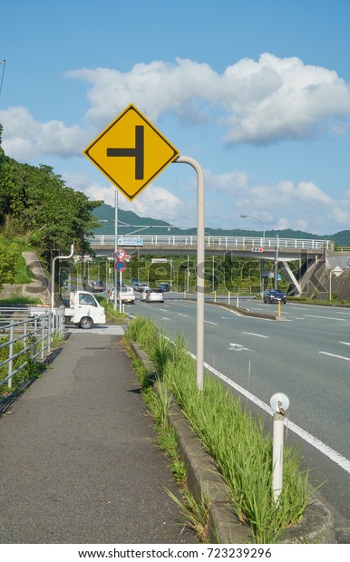 Traffic merges from the left, Road Entry Left in\
Yamaguchi City.