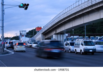 Traffic motion blurred aspect in the dusk
