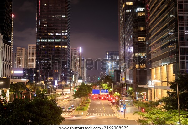 Traffic\
on city road in downtown of shenzhen\
city,China