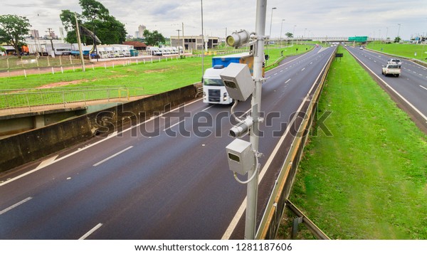 Traffic radar with speed enforcement camera in a\
highway. Automatic number plate recognition used for the detection\
of average speeds
