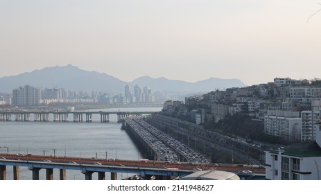 The Traffic Of Riverside Road In Seoul Weekend