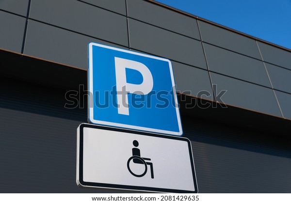 Traffic\
sign ACCESSIBLE PARKING near building\
outdoors