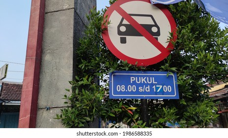 Traffic Sign No Entry For Car In Specific Time