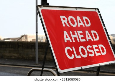 Traffic sign - Translation: ROAD AHEAD CLOSED (此路不通)