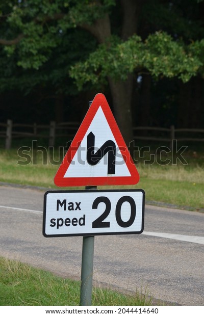 Traffic Sign UK: Bend and 20\
mph