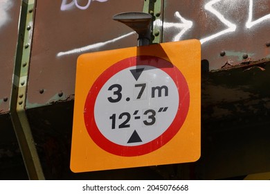 Traffic Sign UK: Height Restriction