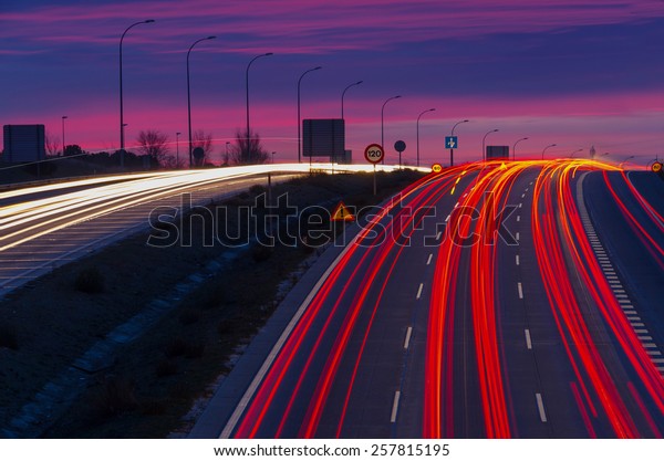 Traffic signals in an spanish road at morning.\
Night traffic