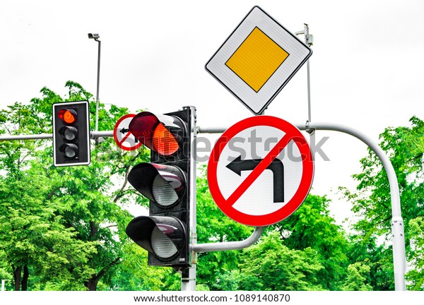 Traffic signs, traffic signs, traffic light
with red light, rotation
prohibited