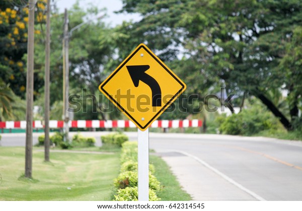 Traffic Signs turn left  Signal \
Traffic\
light warning\
curve