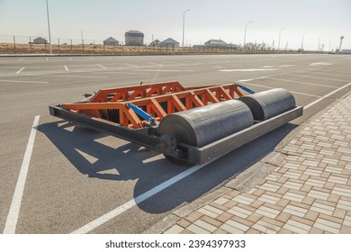 Trailed roller for soil compaction on the lawn