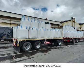 Trailer Loading Sack Goods Chemical Fertilizer Urea  To Customers.