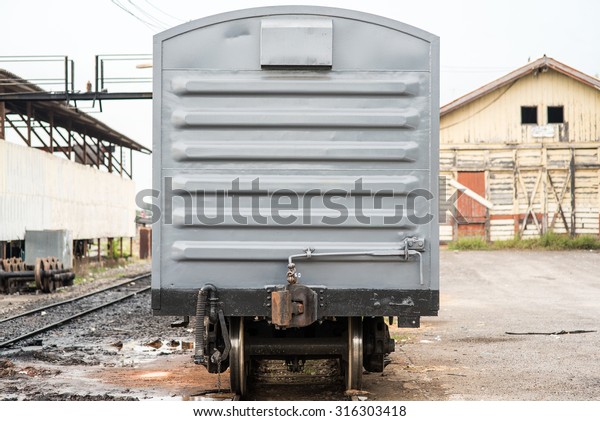 train\
container