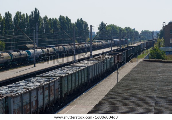 A train\
with freight cars full of garbage\
packs.