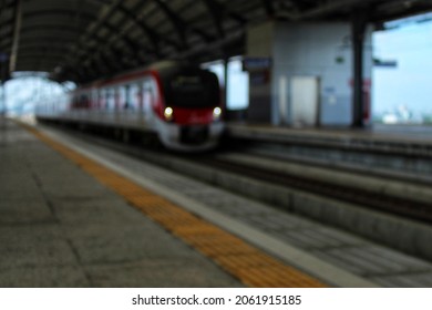 The train stops at the platform  To pick up and drop off passengers during rush hour blurry pictures.