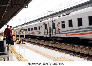 The Train Stops At The Station. Jakarta, Indonesia, September, 2022,  Gerbong Rangkaian Kereta Api Milik PT KAI  Sedang Menunggu Diberangkatkan Di Stasiun Pasar Senen