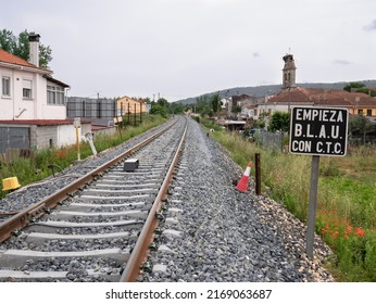 Train track at the exit of Monforte de Lemos towards Lugo and a sign next to the rails indicating "BLAU (single track automatic release blockade) begins with CTC (centralized traffic control)"