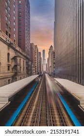 Trains Arriving Chicago Loop Station Between Buildings,. Urban Public Transportation, USA Landmark, Or City Life Concept Chicago: USA - 01 Gen 2022