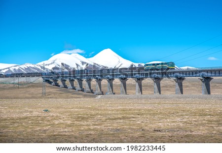 Trains on the Qinghai-Tibet Railway run on the Kunlun Mountains and the Gobi Desert in the Hoh Xil uninhabited area.