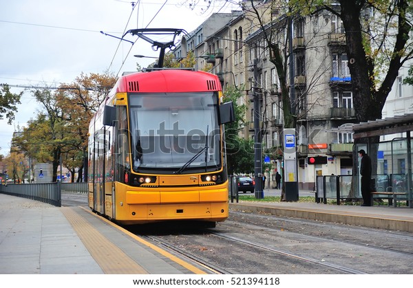 Tramway drives on the\
town